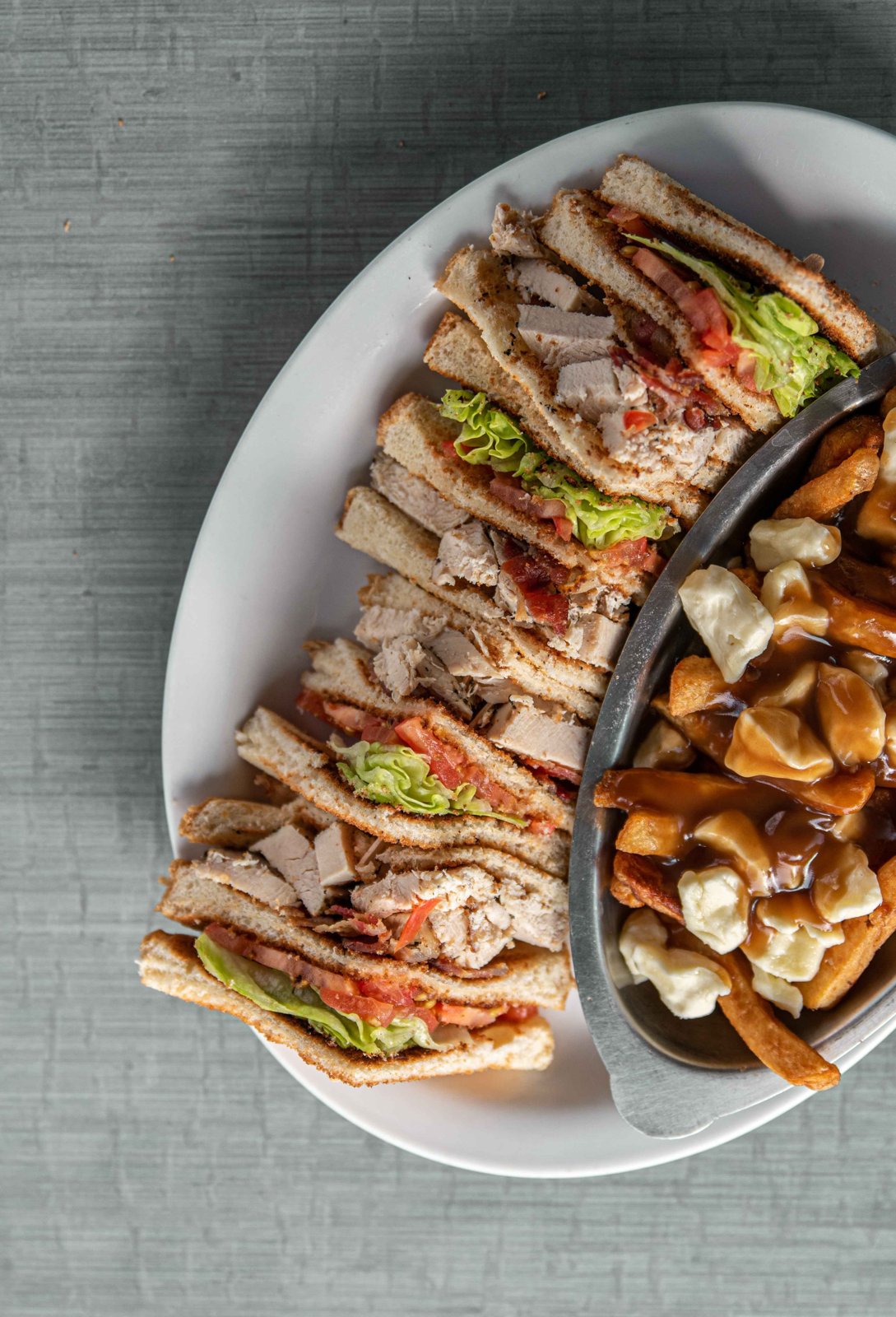 Club sandwich et poutine du Casse-croûte Pierrot, ouvert tard