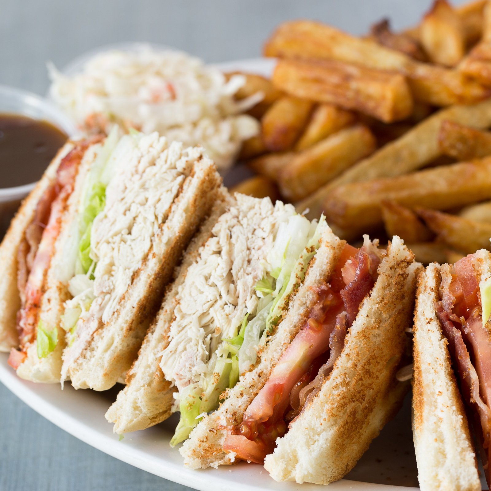 Club sandwich généreux chez Casse-Croûte Pierrot à Limoilou — un classique du casse-croûte québécois