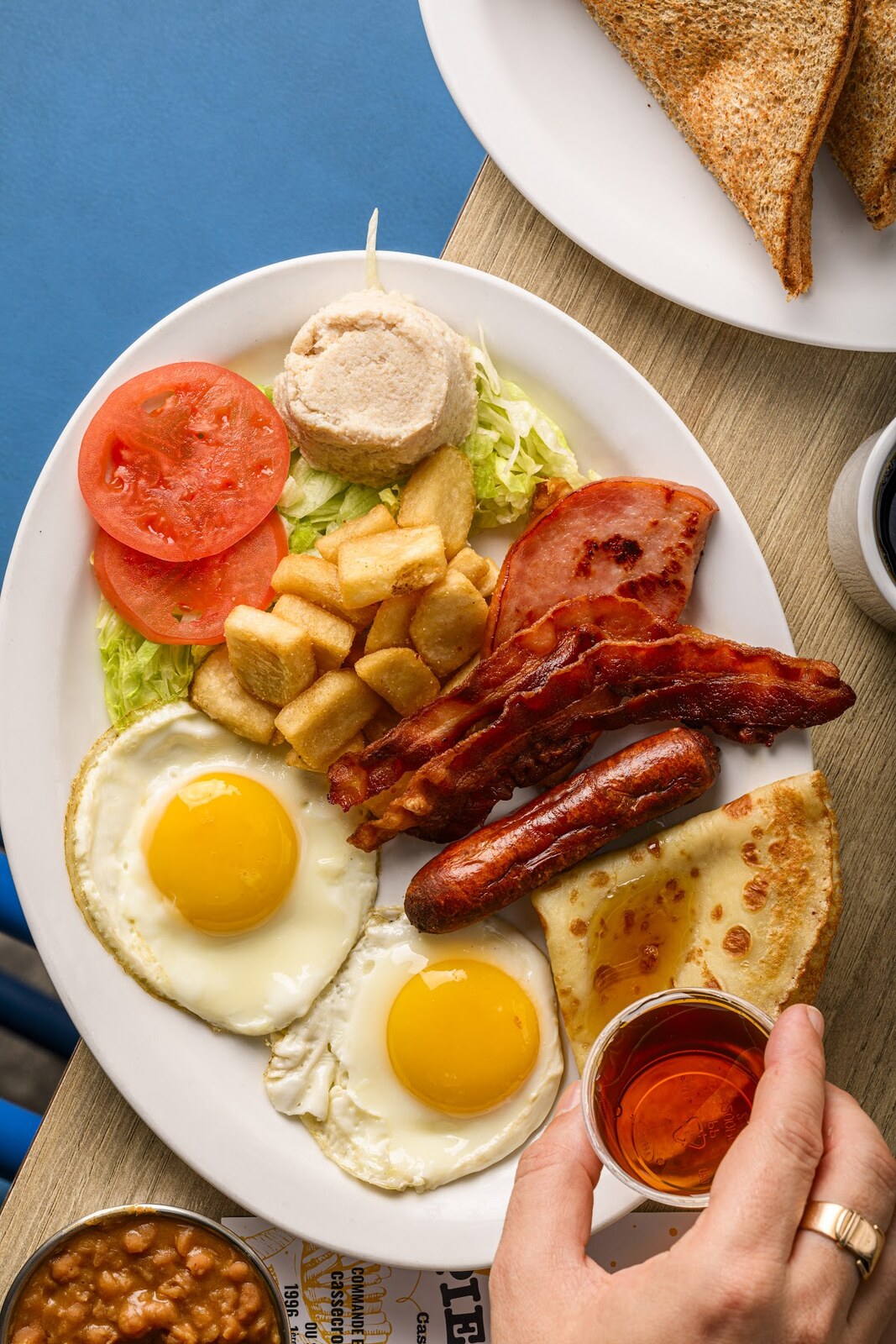 Déjeuner matinal chez Casse-Croûte Pierrot à Limoilou : oeufs, patates dorées et café chaud sur la table