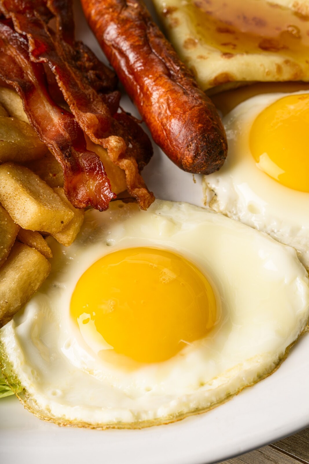 Déjeuner classique québécois chez Casse-Croûte Pierrot : deux oeufs, bacon croustillant, rôties et patates dorées