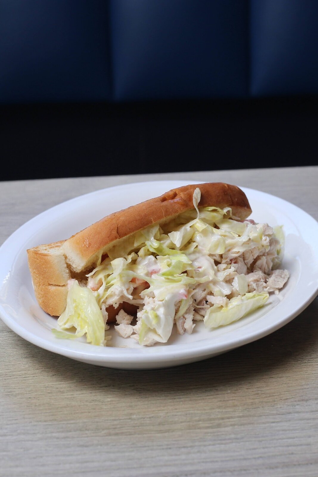 Guédille garnie de bon frais chez Casse-Croûte Pierrot à Limoilou — classique québécois estival