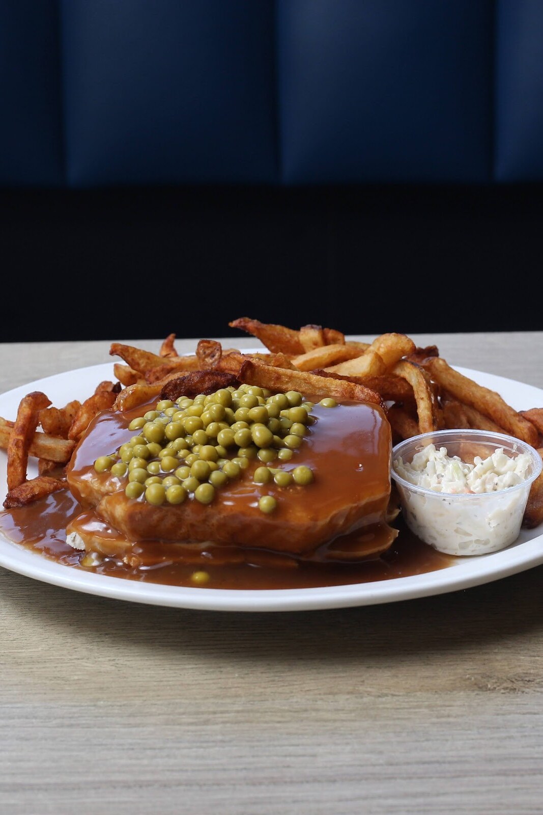 Assiette de hot chicken avec poulet chaud, petits pois et sauce chez Casse-Croûte Pierrot à Limoilou