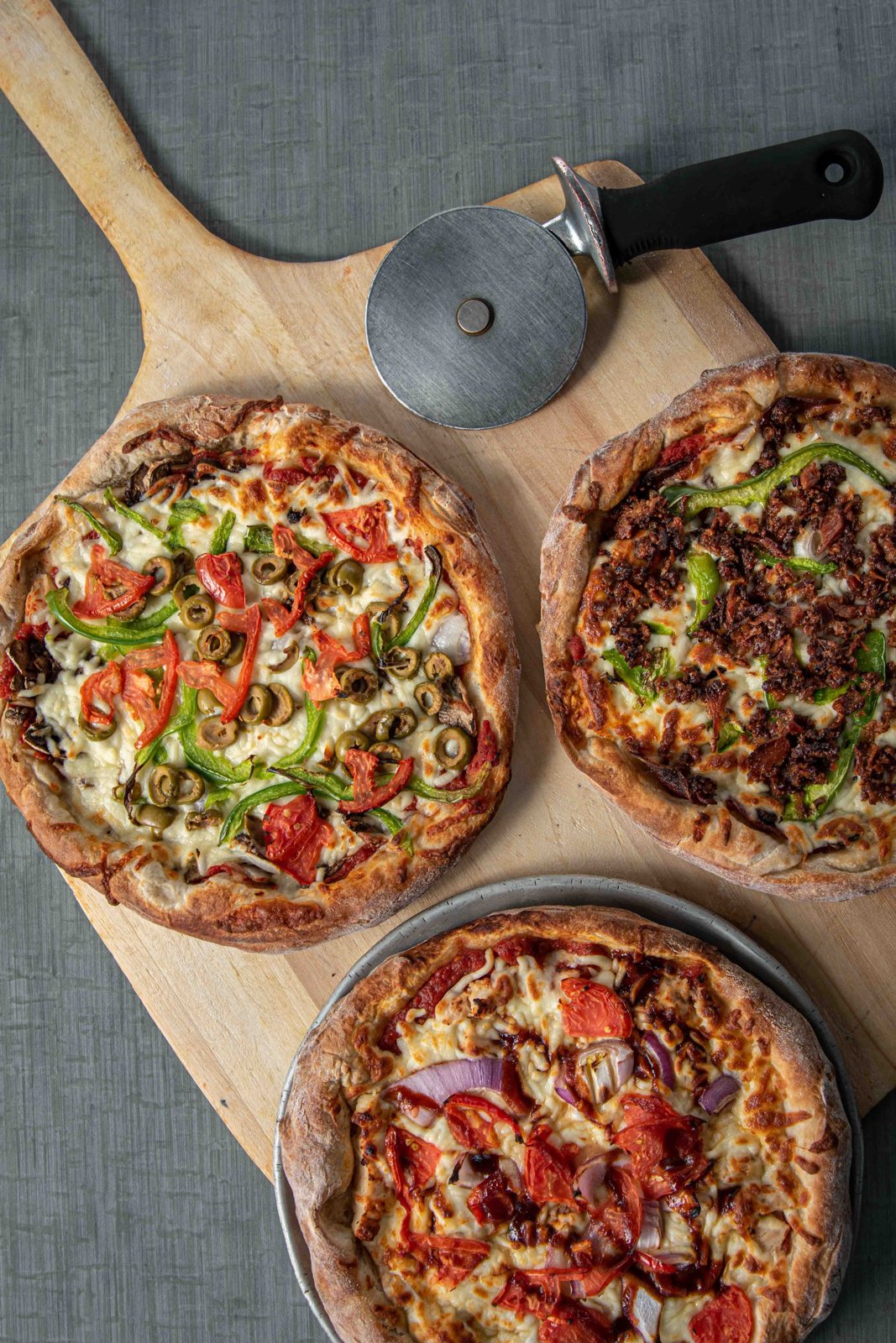 Pizzas généreuses chez Casse-Croûte Pierrot, parfaites à partager entre amis sur la terrasse à Limoilou