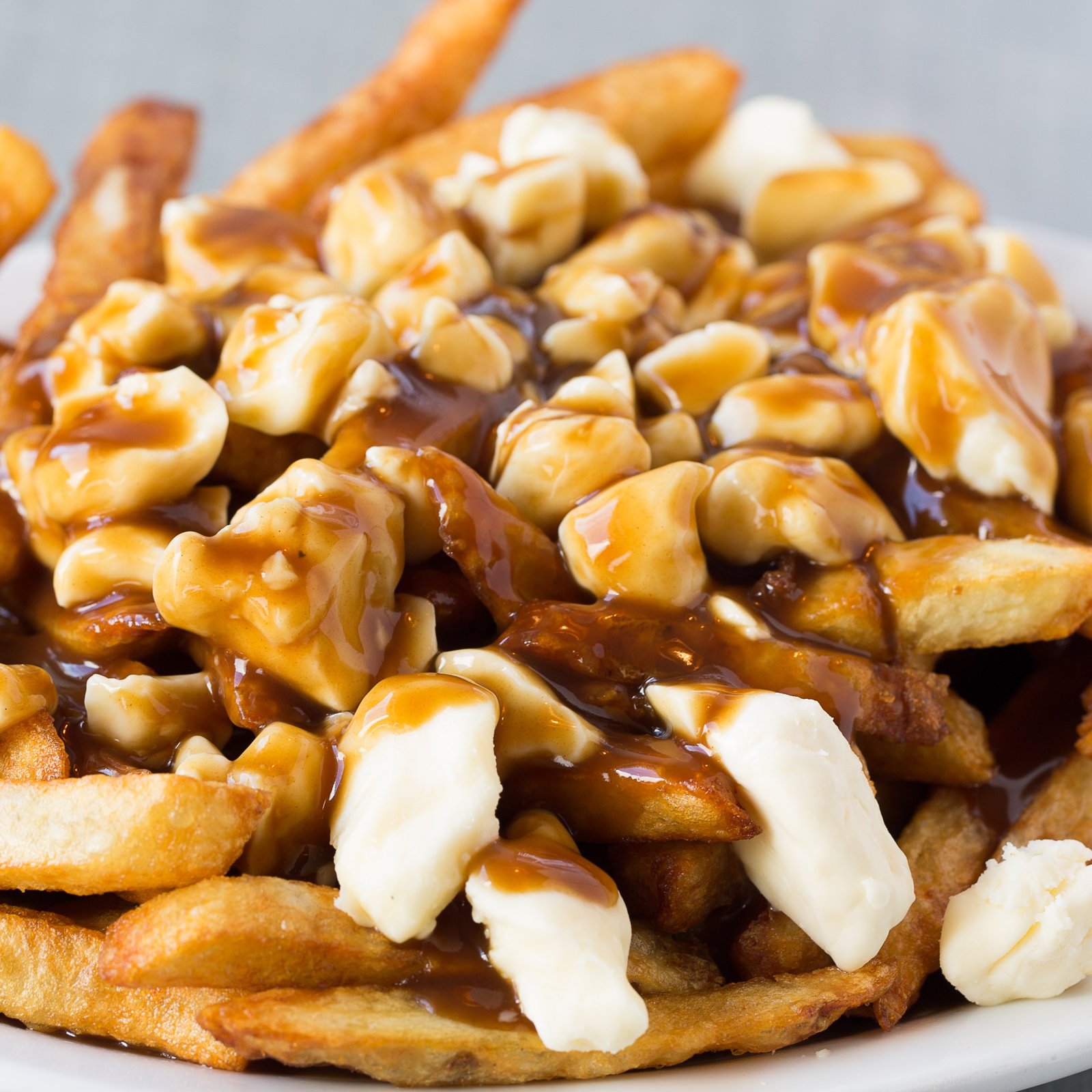 Poutine classique de Casse-Croûte Pierrot avec frites croustillantes, fromage en grains et sauce brune généreuse