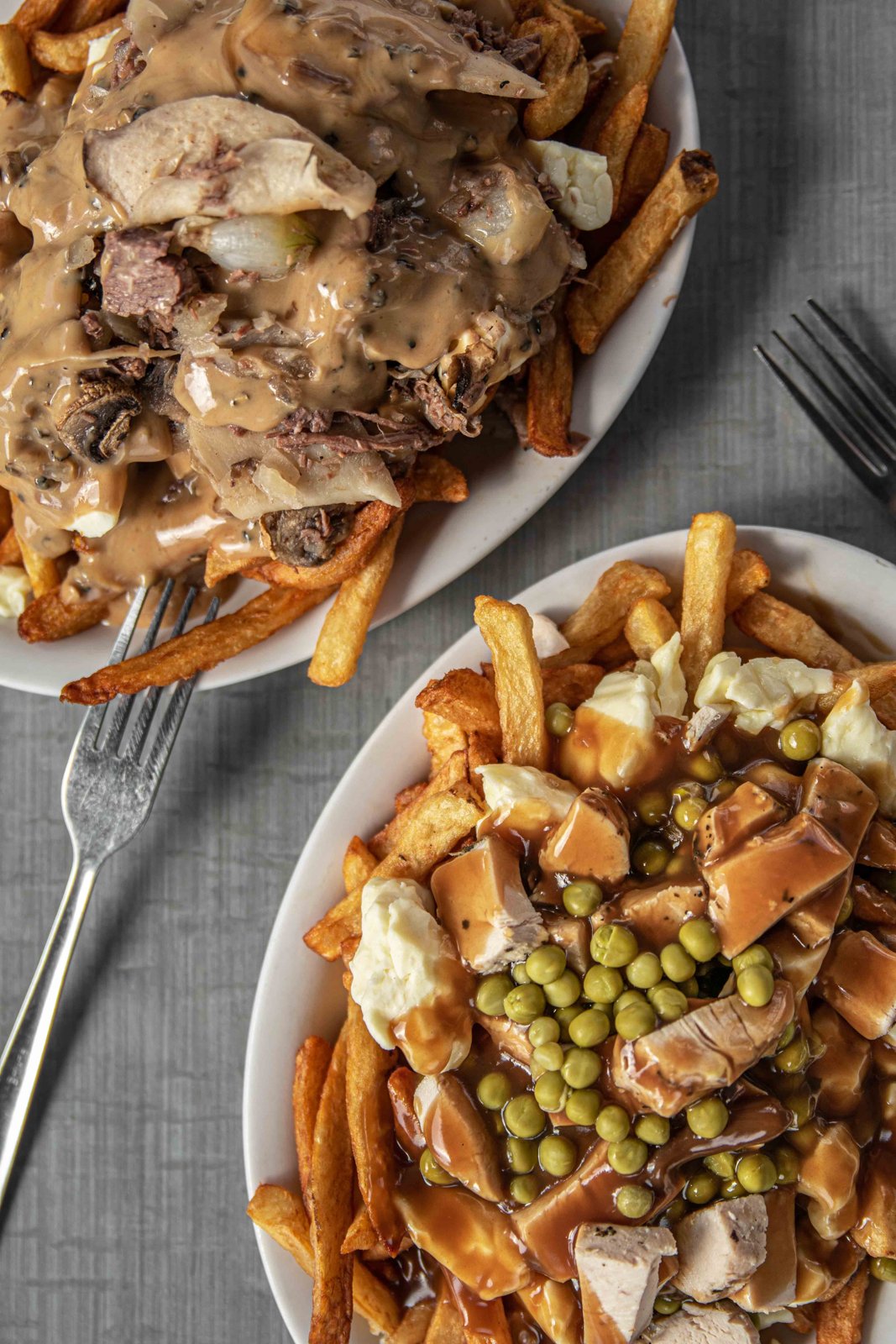 Poutine galvaude avec poulet et petits pois chez Casse-Croûte Pierrot à Limoilou — la variante généreuse du classique québécois