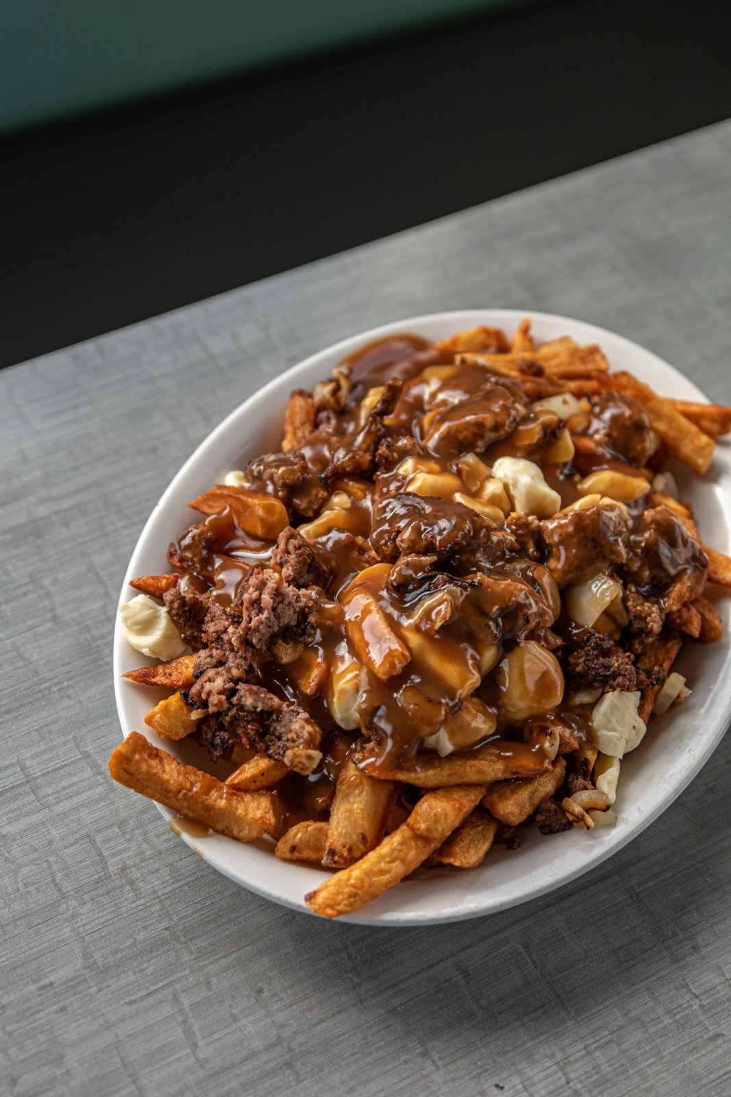 Poutine italienne de Casse-Croûte Pierrot : frites, fromage couic-couic et sauce à viande