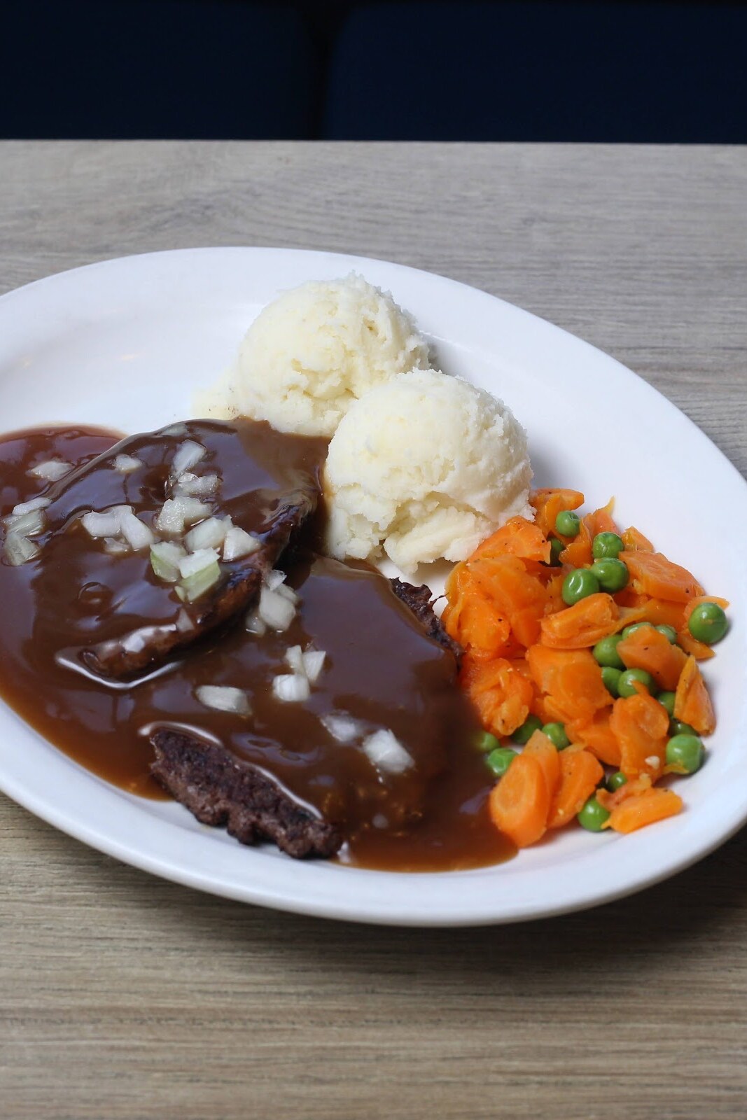 Assiette de steak haché maison avec sauce et patates chez Casse-Croûte Pierrot à Limoilou