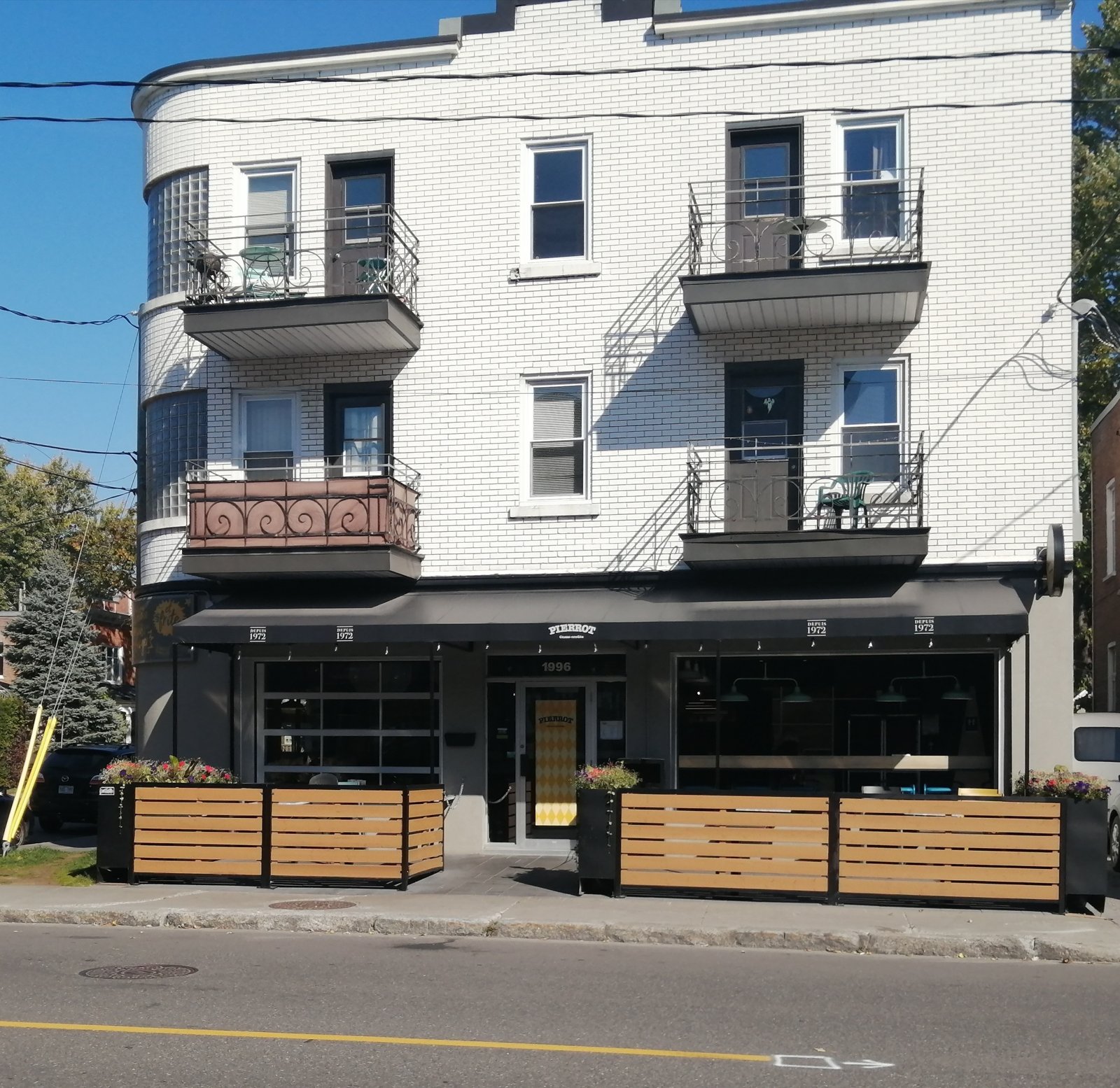 Hot-dog steamé chez Casse-Croûte Pierrot à Limoilou — le classique québécois en version toastée ou steamée